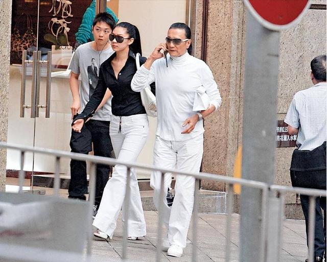 謝賢生前最後一任女友，小他49歲身材火辣，如今卻在老家當網紅