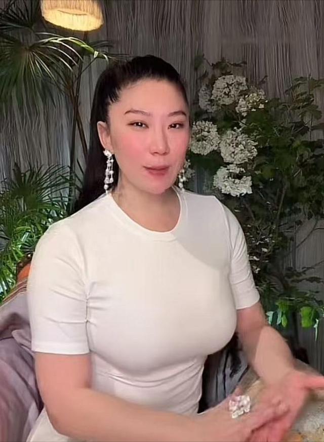 謝賢生前最後一任女友，小他49歲身材火辣，如今卻在老家當網紅