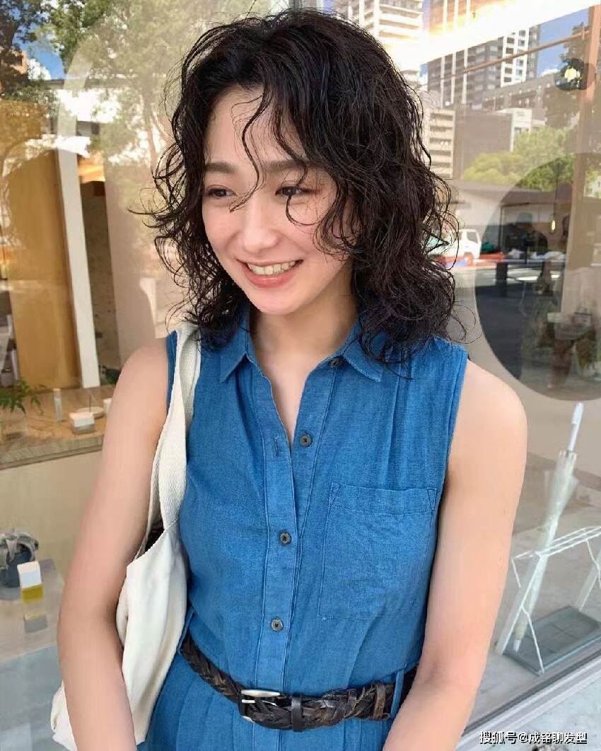 50歲女人燙這個『髮型』最顯年輕! 十款洋氣減齡卷髮，顯氣質又有品位