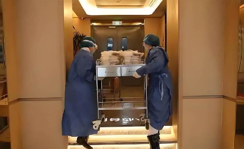 父親去世後「鄰居不讓用電梯運遺體」 兒子一賭氣「立馬回頭一動作」太解氣了