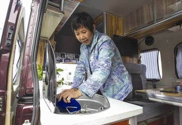 和老伴吵架一氣之下去住女兒家！ 女婿嘴甜「 誇我做飯好吃」我就天天煮晚餐，但他「每晚進廚房奇怪舉動」讓我很介意…直到親家母來一趟我才恍然大悟