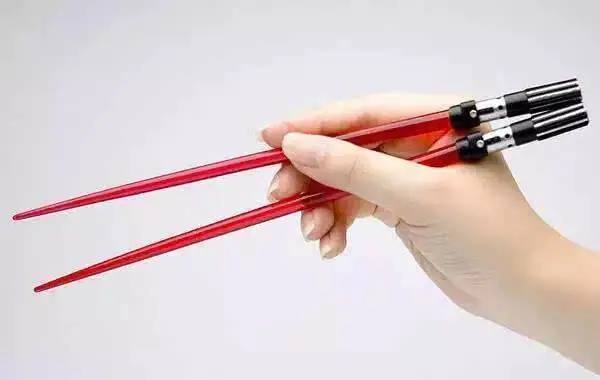 筷子風水:你天天用,一定要知道。這樣拿是不對的,要窮一輩子,千萬不要再這樣。