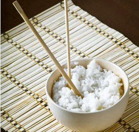 筷子風水:你天天用,一定要知道。這樣拿是不對的,要窮一輩子,千萬不要再這樣。