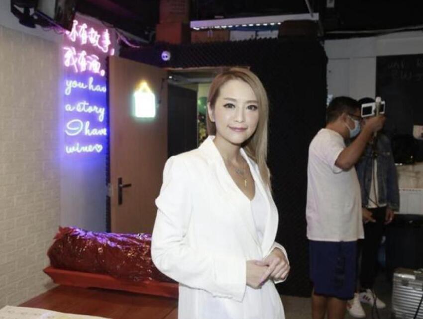 48歲港姐移英失敗回香港,自曝工作量大減被壓價,直言走不下去了