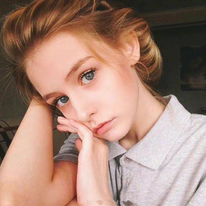 一笑就傾城❤️24歲俄羅斯美女「被上帝吻過的臉蛋」根本洋娃娃　驚喜化身「真人暗黑芭比」反差美翻