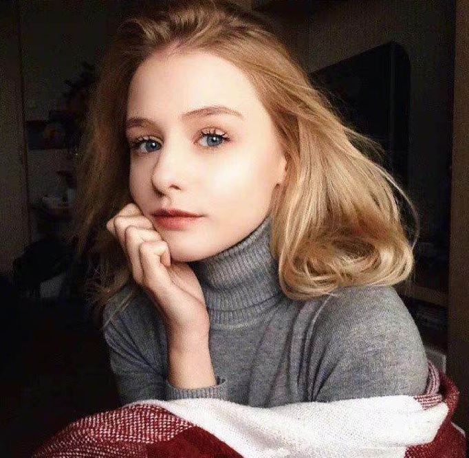 一笑就傾城❤️24歲俄羅斯美女「被上帝吻過的臉蛋」根本洋娃娃 驚喜化身「真人暗黑芭比」反差美翻