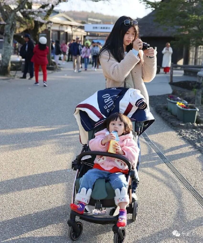 楊怡一家出國旅遊，14歲外甥女顏值大幅提升，被網友要求選港姐