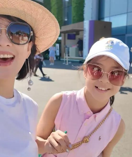 章子怡曬和孩子們的溫網之旅,10歲醒醒落落大方,6歲兒子好軟萌