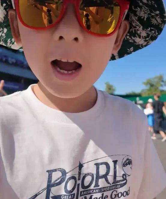章子怡曬和孩子們的溫網之旅,10歲醒醒落落大方,6歲兒子好軟萌
