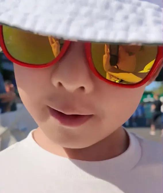 章子怡曬和孩子們的溫網之旅,10歲醒醒落落大方,6歲兒子好軟萌