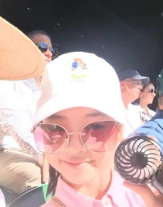 章子怡曬和孩子們的溫網之旅,10歲醒醒落落大方,6歲兒子好軟萌