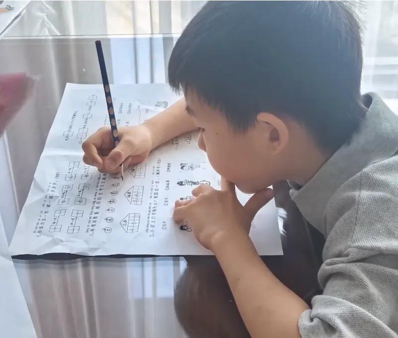 章子怡曬和孩子們的溫網之旅,10歲醒醒落落大方,6歲兒子好軟萌