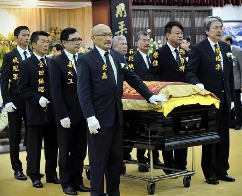 香港影壇最震撼的「葬禮現場」 八位黑白兩道大佬抬棺  逝者竟是位「武林盟主」