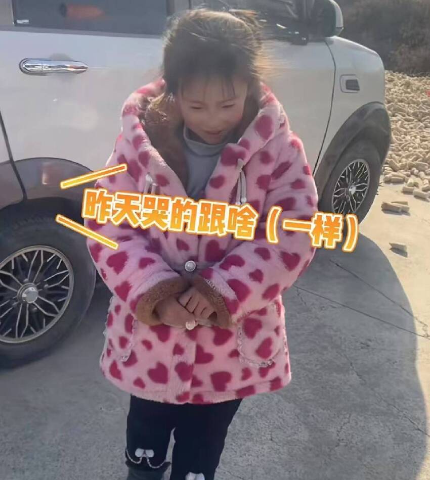 男子出門打工,扭頭看到女兒躲牆角哭,女兒的一句話,他丟下行李