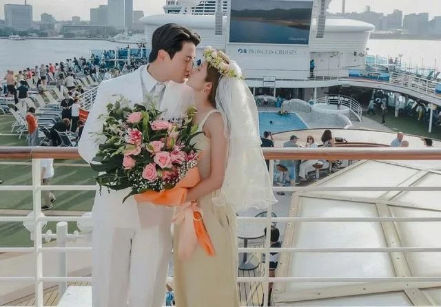 恭喜！TVB富二代郭子豪在遊輪上求婚成功，高顏值未婚妻曬大鑽戒