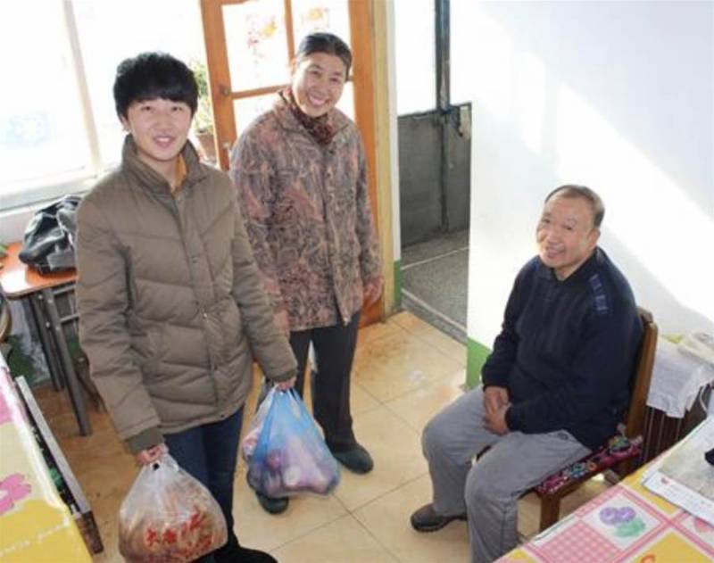 「求您放我一條生路！」獨生女兒「跪求父母進養老院」老人含淚點頭：只生一孩的苦，老了才懂