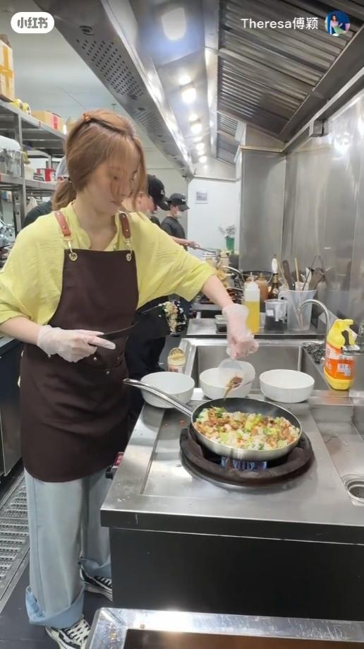 香港女星內地請60名粉絲吃飯，餐館后廚炒大鍋飯，擼起袖子加油干