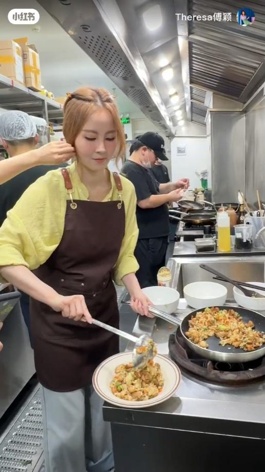 香港女星內地請60名粉絲吃飯，餐館后廚炒大鍋飯，擼起袖子加油干