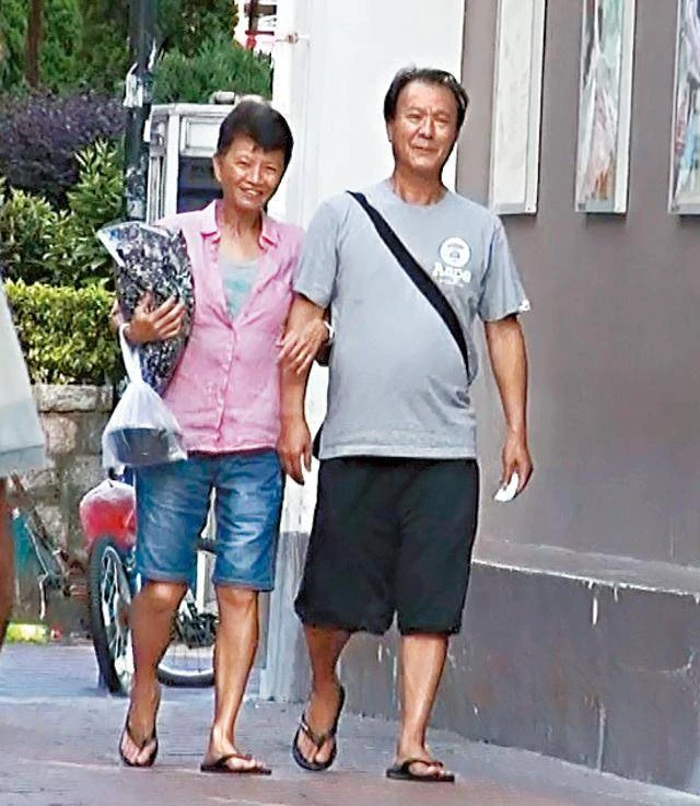 與周潤發齊名！71歲影帝「息影20年」低調近況曝光　如今「慘成肚腩白髮翁」網全認不出：男神也老了...