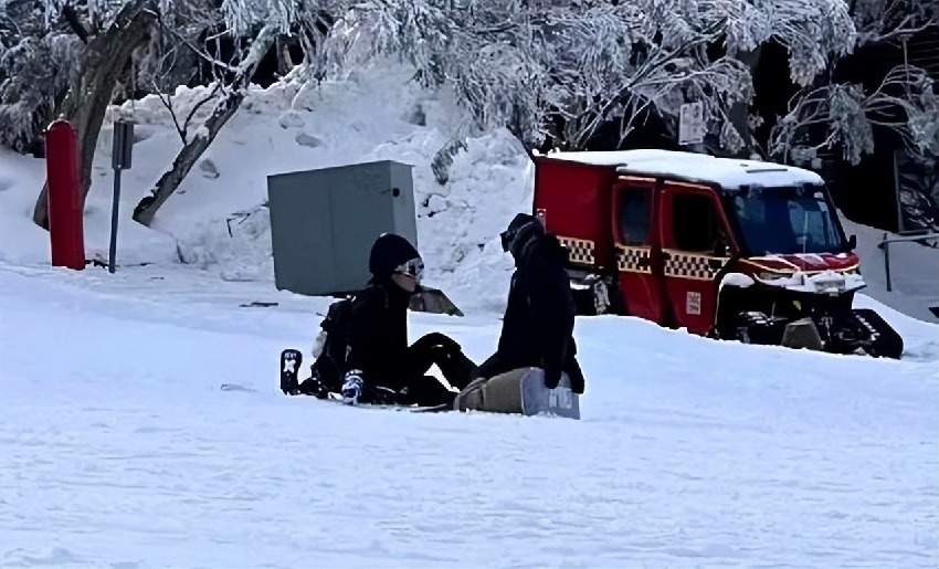 謝霆鋒帶大兒子滑雪耍帥，和Lucas在雪地里互拍，父子動作一致