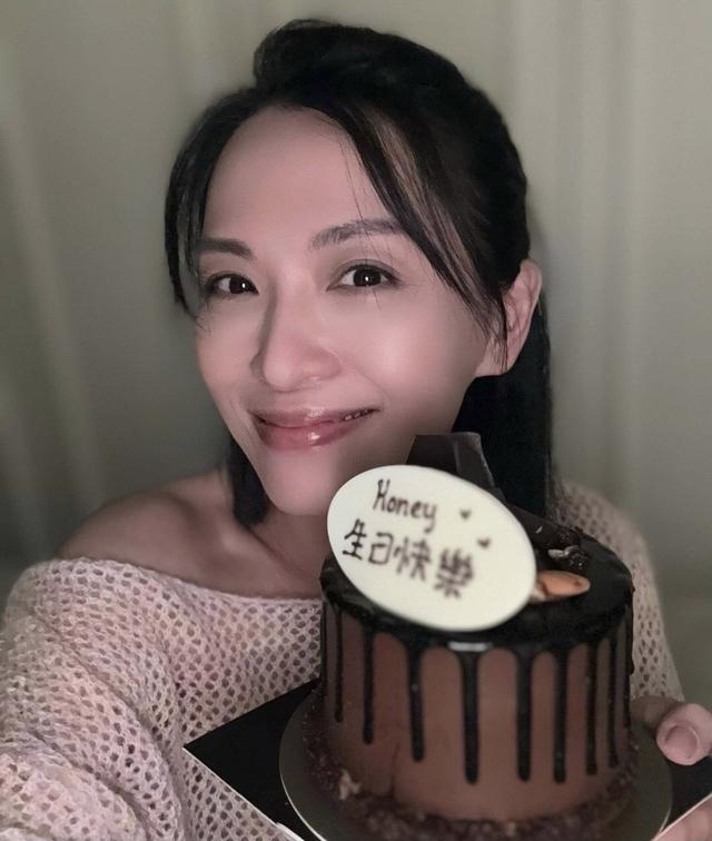 51歲TVB花旦獲老公慶生，曬美照露纖腰，結婚兩年疑似堅持丁克