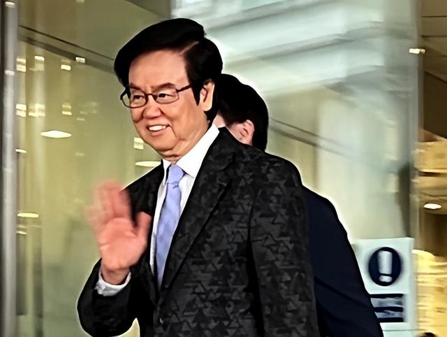 78歲黃百鳴涉內幕交易案，裁定罪名成立！涉賣盤前慫恿胞妹「掃貨」套現5億港元離場