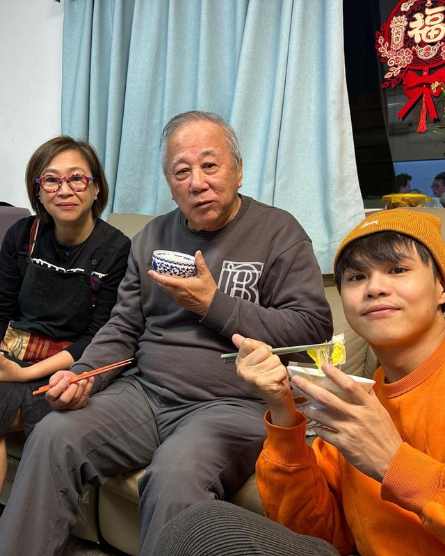 78歲夏雨返港過年！與周潤發苗僑偉黃日華歡聚，心寬體胖笑容慈祥