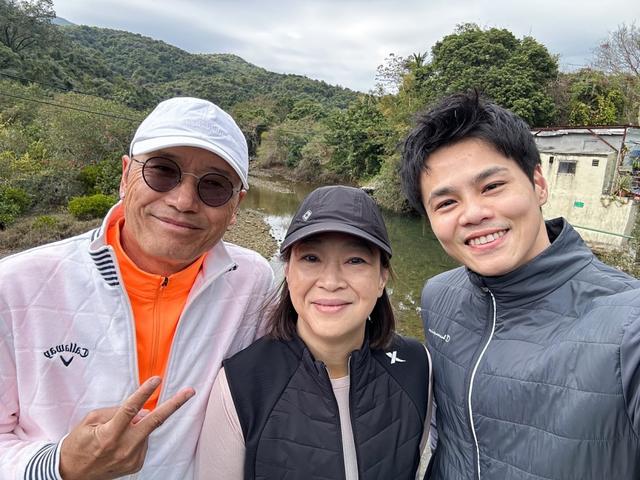 78歲夏雨返港過年！與周潤發苗僑偉黃日華歡聚，心寬體胖笑容慈祥