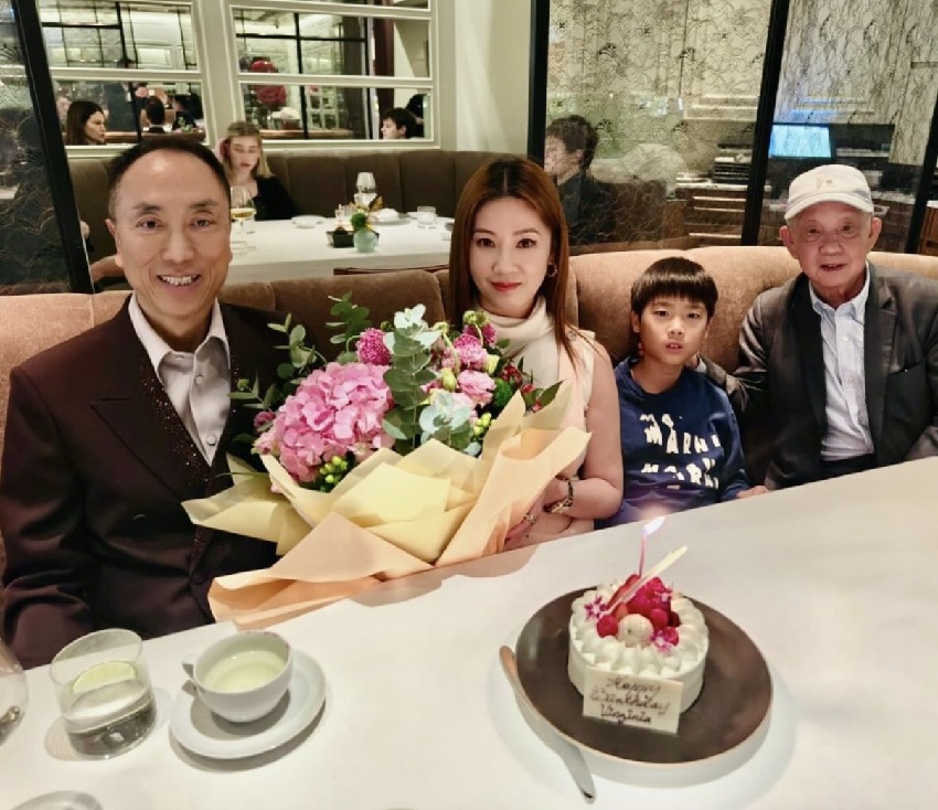 翁嘉穗三代同堂過52歲生日,71歲丈夫出鏡不顯老,逾90歲家翁也在