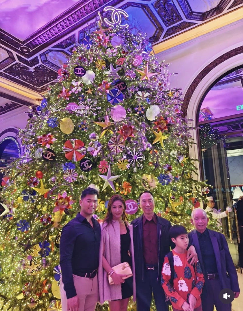 翁嘉穗三代同堂過52歲生日,71歲丈夫出鏡不顯老,逾90歲家翁也在