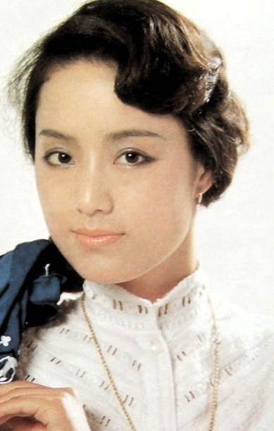 美到總統夫人眼紅！女星被爆「摘宮＋囚禁男監5天」流放海外 ，消失娛樂圈多年「一生不婚不生」