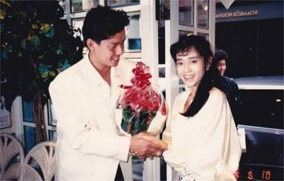 戀上大22歲已婚天王、生子逼退原配！她低調定居國外，手握豪門實權成最後贏家