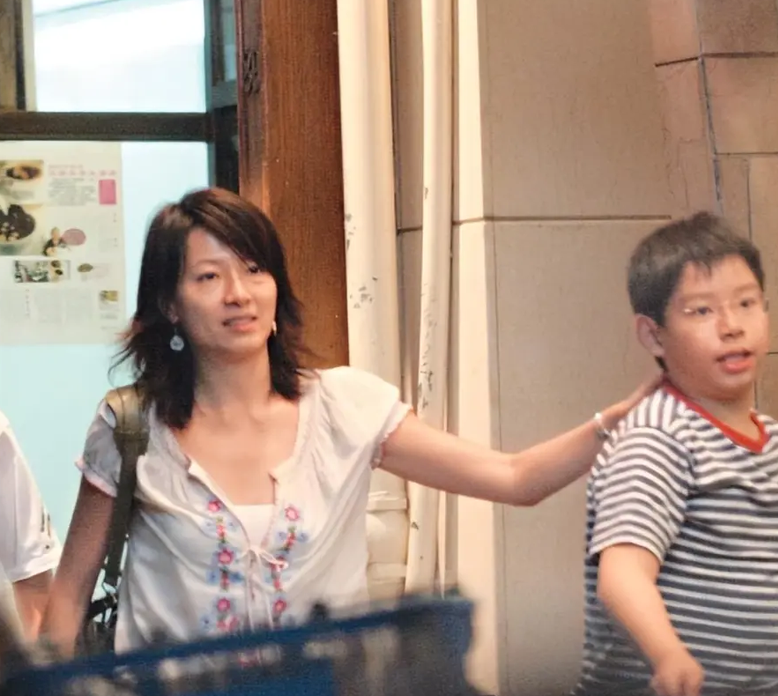 戀上大22歲已婚天王、生子逼退原配！她低調定居國外，手握豪門實權成最後贏家