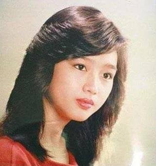 戀上大22歲已婚天王、生子逼退原配！她低調定居國外，手握豪門實權成最後贏家