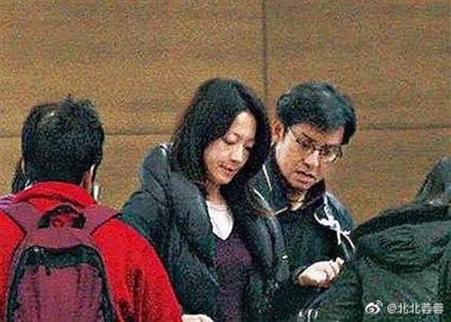 戀上大22歲已婚天王、生子逼退原配！她低調定居國外，手握豪門實權成最後贏家