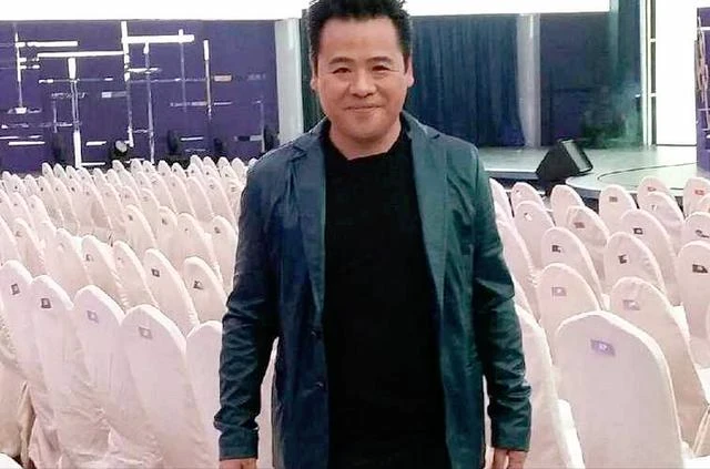 他童年困苦曾做童工，成名不靠導演哥哥，53歲娶小20歲嫩妻感情好