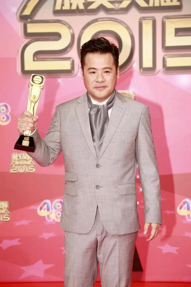 他童年困苦曾做童工，成名不靠導演哥哥，53歲娶小20歲嫩妻感情好