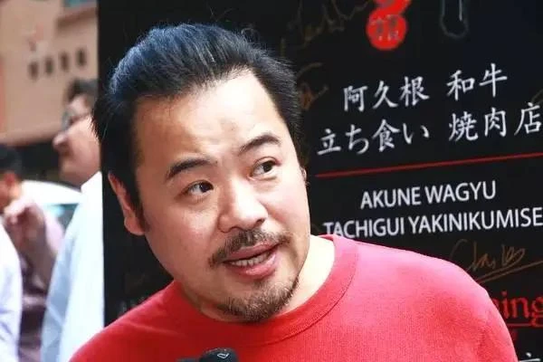 他童年困苦曾做童工，成名不靠導演哥哥，53歲娶小20歲嫩妻感情好