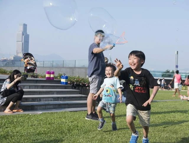 幼兒園老師結婚，邀請全班同學參加，家長統一給「600元紅包」當作祝福，隔天看訊息才發現「自己錯得離譜」…