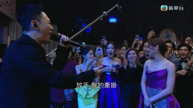 林峯台慶壓軸出場唱歌與TVB女星抱抱，這位小花看到扁嘴吃醋