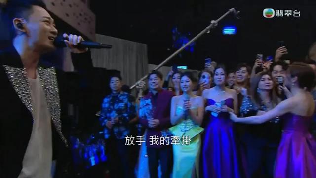 林峯台慶壓軸出場唱歌與TVB女星抱抱，這位小花看到扁嘴吃醋