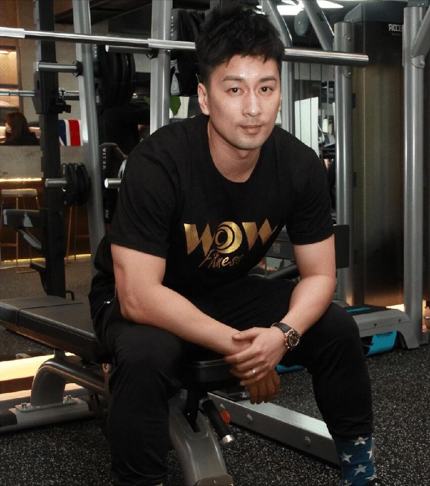曾因出軌毀掉六年情！香港男星告別風流過往，婚後變顧家暖心慈父