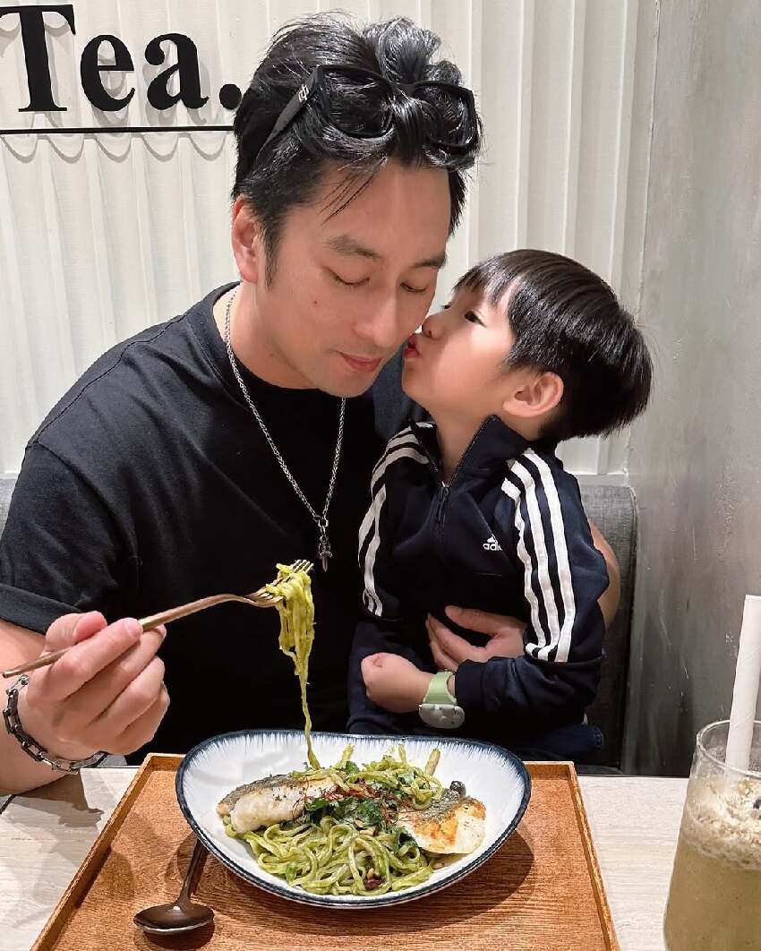 曾因出軌毀掉六年情！香港男星告別風流過往，婚後變顧家暖心慈父