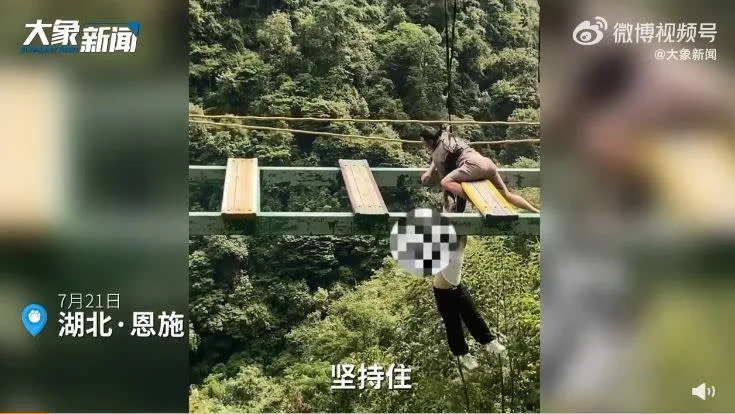 挑戰懸空吊橋！10歲童「安全繩脫落掉出」緊抓木板　爸救援失敗「只抓住上衣」親見兒墜谷