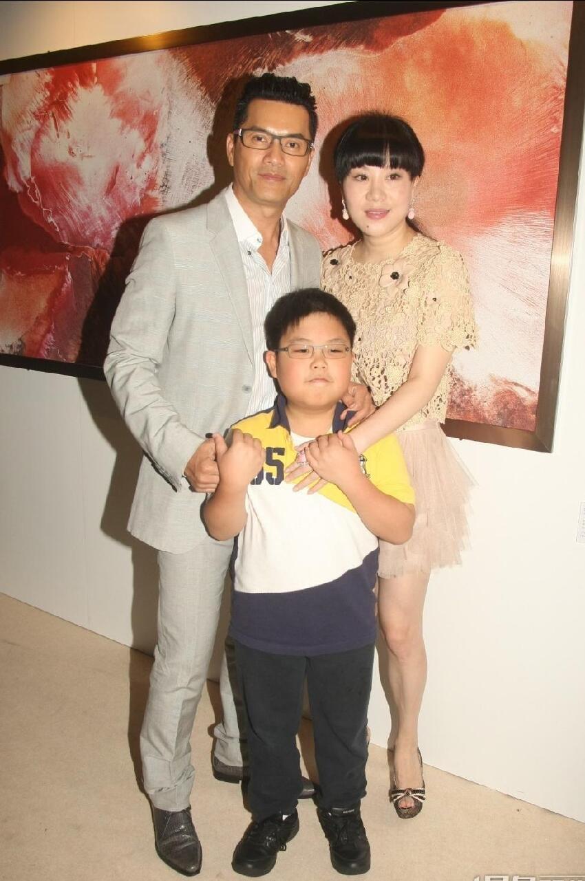香港男星迎娶百億富婆，家財全交妻子打理，每月只領固定生活費