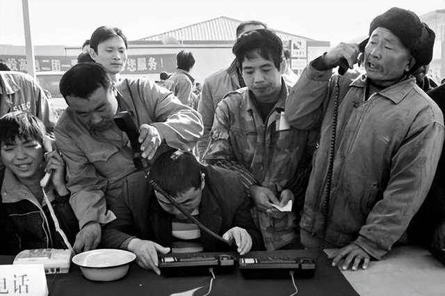 我是一名養女，為了感謝養育之恩，媽媽過世時「我為她辦風光葬禮」一人出全部安葬費！葬禮結束後我一下區間車「收到一封銀行簡訊」當眾潰堤