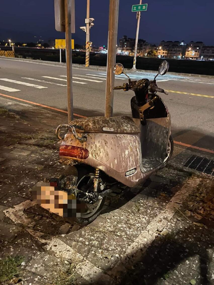 停路邊機車格...Gogoro慘遭「重新烤漆」！淪鳥界公廁「靠近細看」網震撼：太狠了