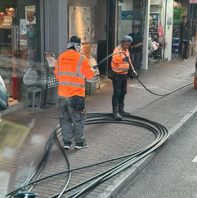 成功翻身！香港男星做地盤工一年開公司當老闆，帶搭架屆林峯接單