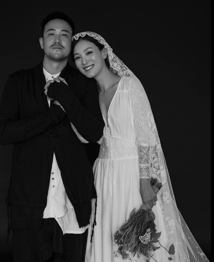 聚少離多！TVB女星大曬與導演老公蜜照，賀結婚4周年