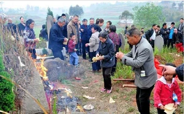 他每年給爺爺奶奶掃墓時，都會順手清理「隔壁沒有墓碑的老墳」10年後正在掃墓時「一位老爺爺走向他」開口讓他震驚到說不出話